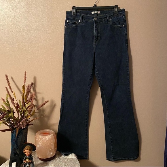 Levi’s Jeans Women’s Size 12 Blue Dark wash 548 Perfectly Slimming Flare Jeans - Picture 1 of 12